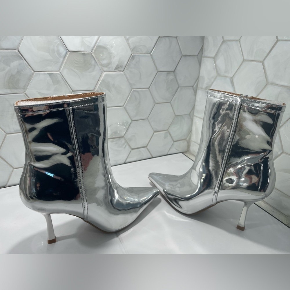 Wild Diva Lounge Silver Metallic Pointed Toe Bootie Size 7 M ‘Sultry’ Ankle High - Picture 4 of 11